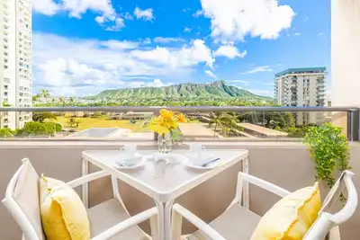Great Diamond Head Views: 2br Condo with Free Parking!