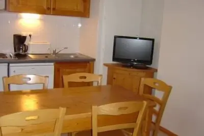 Image de 200m du centre station, 8ème étage, vue montagne, balcon, télévision, casier à ski, 28m²