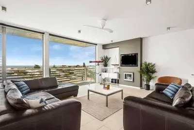 Image de Seaside Luxury: Panoramic Views in Heart of Town
