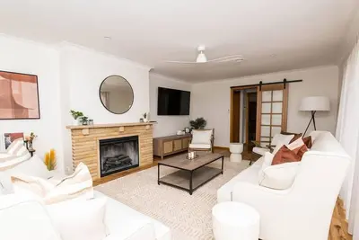 Image de Karimi House - Spacious, Sleeps 8, Ev Charger