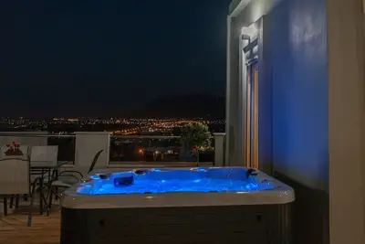 Image de Light & Airy Home, Panoramic Deck with Jacuzzi