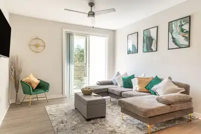 Image de Lush Home & Location Near Shopping, Food & Parks w\/ Wi-Fi
