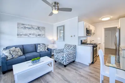 Image de Lakefront corner condo with canoes, resort pool, tennis & firepit - dogs welcome