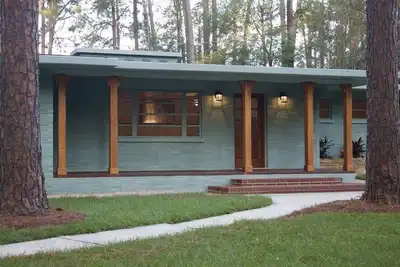 Image de Beautiful re-modeled mid-century home on a quiet street close to downtown.