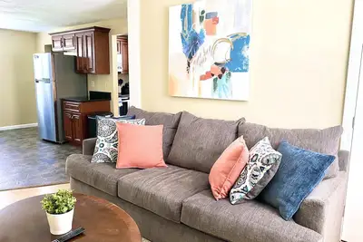 Image de Comfy Easeful Two Bedroom Apartment. 30 Minutes to Boston
