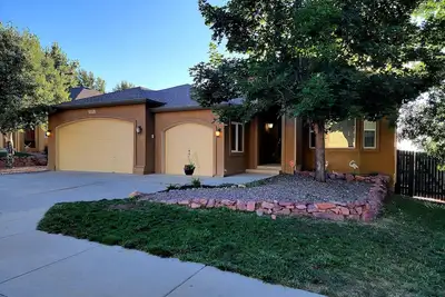 Image de 5 Bedroom home near downtown with hot tub!