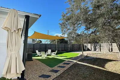 Image de ⭐Fabulous Backyard~Walk to Crystal Beach~3br Eternal Summer