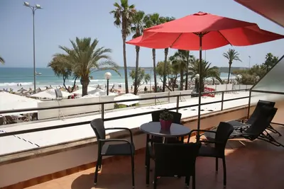 Image de App. Rigo 1-B(1st floor center, bedroom): Spacious beach apartment, frontal sea view