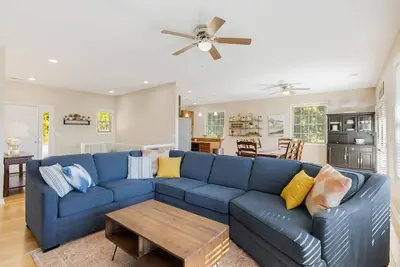 Image de Lake front\/kayaks\/private dock\/ firepit\/game room w\/ pool table\/ sleeps up to 14