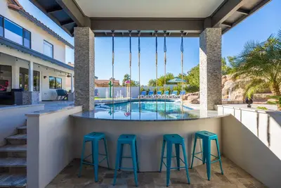 Image de Paradise Pool~ Waterslide, Splash Pad, Swim Up Bar, Putt & More