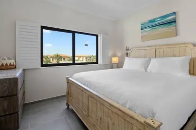 Image de Oro 2 by Bocobay | Modern Condo in Luxury Resort