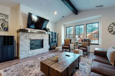 Image de Snowcreek Vii 1403 Deluxe Townhouse, Stunning Mountain Views, 2 Car Garage, Washer Dryer by RedAwning