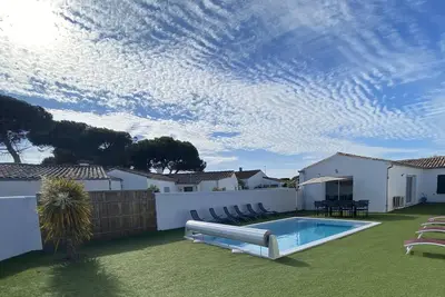 Image de Embruns Maison avec piscine privée chauffée proche du marché et de la plage!