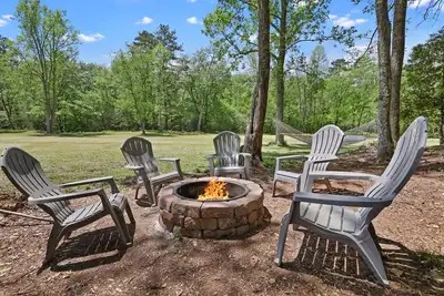 Image de CreekFront Cabin- 4 Acres- FirePit & Place- Game Tables- Private Yet Close to Br