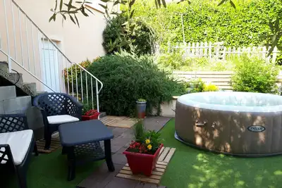 Image de Villa avec jardin dans quartier résidentiel