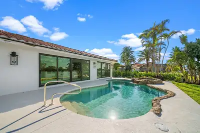 Image de Sunshine House on the Bay - minutes from the Beach - Newly Renovated