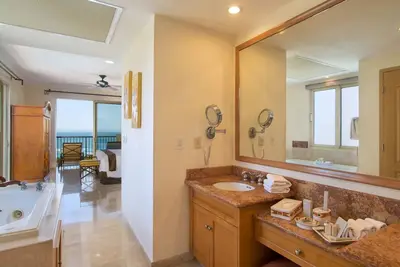 Image de Located on the pristine medrano beach