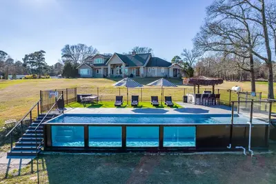 Image de Jubilee Group 2 min to Lake Conroe! Heated Pool, Stocked Ponds, Cute Pygmy Goats