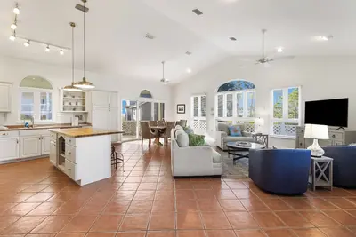 Image de Beach Dreams Is Steps To The Beach, Immacuate Home W/Screened In Porch, Community Pool!