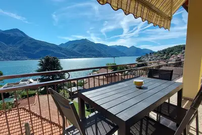 Magic Lake View - Spacious apartment 5 minutes from the beach