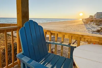 Image de 🌊 Newly Renovated Oceanfront Condo | Sleeps 8 | North Topsail Beach, Nc
