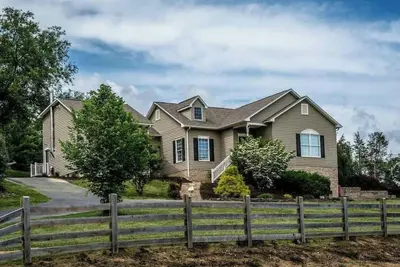 Image de Beautiful Country Escape with gorgeous mountain views, Swim Spa, Game Room