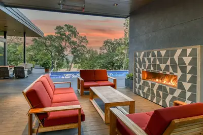 Image de Modern Luxury Villa at base of Sonoma Mountain- Includes Wine Tasting Passport