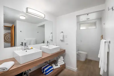 Image de Newly renovated! And What a view! Bed view is an ocean view superb location