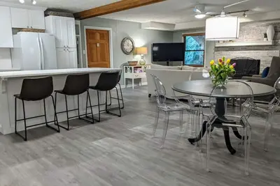 Image de Beautifully Renovated Space in Lawrenceville Home, WiFi, Smart Tv in All Rooms!