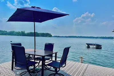 Image de 5 Bedroom Lakefront Home with Private Dock with 2 Kayaks-Sleeps 11