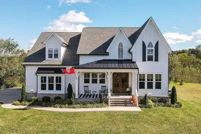 Image de Gated Private Estate With Pool, Hilltop Views, and Game Room on 8 acres