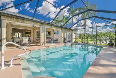 Image de 🌴Beautiful 4 bedroom, 2 bathroom, Den and private heated saltwater pool. 🌴