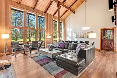 Image de Opulent home with fairway view, fireplaces, huge deck, & hot tub