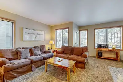 Pristine Townhome at Eaglewood with bikes, Ac, pool, patio, & WiFi