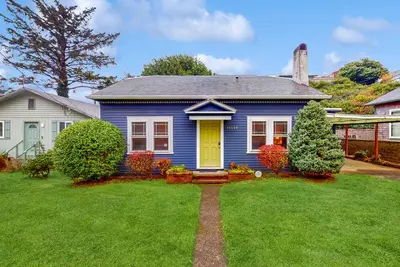 Image de Coastal Craftsman with picture-perfect bay views - walk to Barview Jetty Beach
