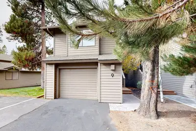 Serene Condo w/ Private Hot Tub, Fireplace & Shared Pool - By Golf Course