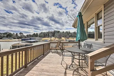 Image de Lake Sinclair Cottage with Deck & Boat Dock!