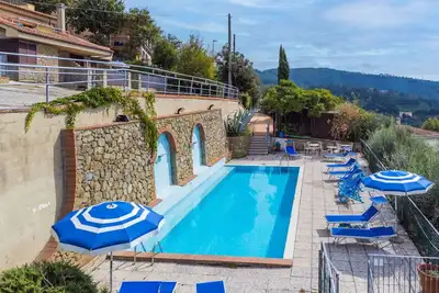 Image de Joli appartement avec piscine, Wifi, Tv, terrasse, animaux admis, vue panoramique et parking