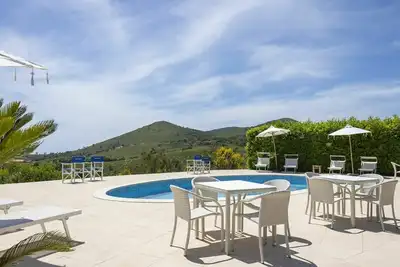 Image de Maison de vacances privée avec piscine, Wifi, climatisation, Tv, patio, animaux admis, parking
