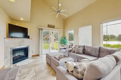 Image de Lakefront end townhouse with kayaks & fishing dock, walk to beach - dogs welcome