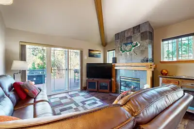 Image de Dog-friendly townhouse with pools, private hot tub, tennis courts, & deck