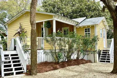 Image de Charming Folly Cottage! Steps to Downtown, Pier & Beach!