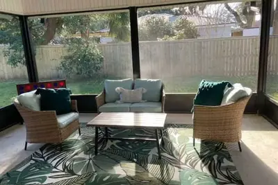Image de Peaceful home, family friendly, 5 minutes from beaches and downtown.