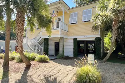 Image de Steps to Downtown, Pier & Beach with Gourmet Kitchen!