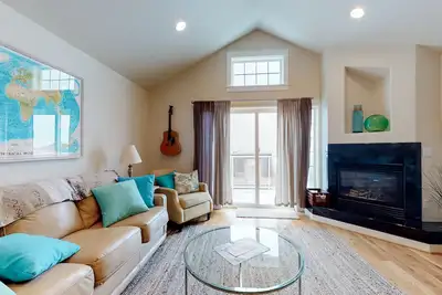 Image de Ocean-view townhouse, 100 ft to beach with fireplace, Ping-Pong & private garage