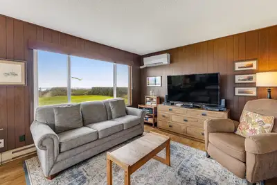 Image de Vintage home with ocean views, private path to shore & fenced dog-friendly yard