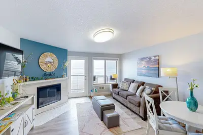 Image de Rock Creek Inn condo on beach with ocean-view balcony - walk to shops & dining