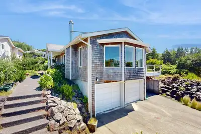 Image de Stunning coastal home with ocean views, firepit & media room - walk to beach