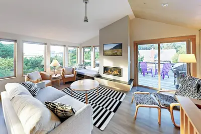 Image de Ocean-view modern masterpiece just 4 houses down from beach - fireplace & grill