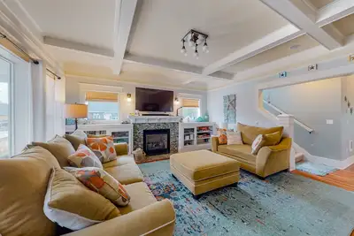 Image de Beautiful Craftsman home with private hot tub & pool table - walk to beach